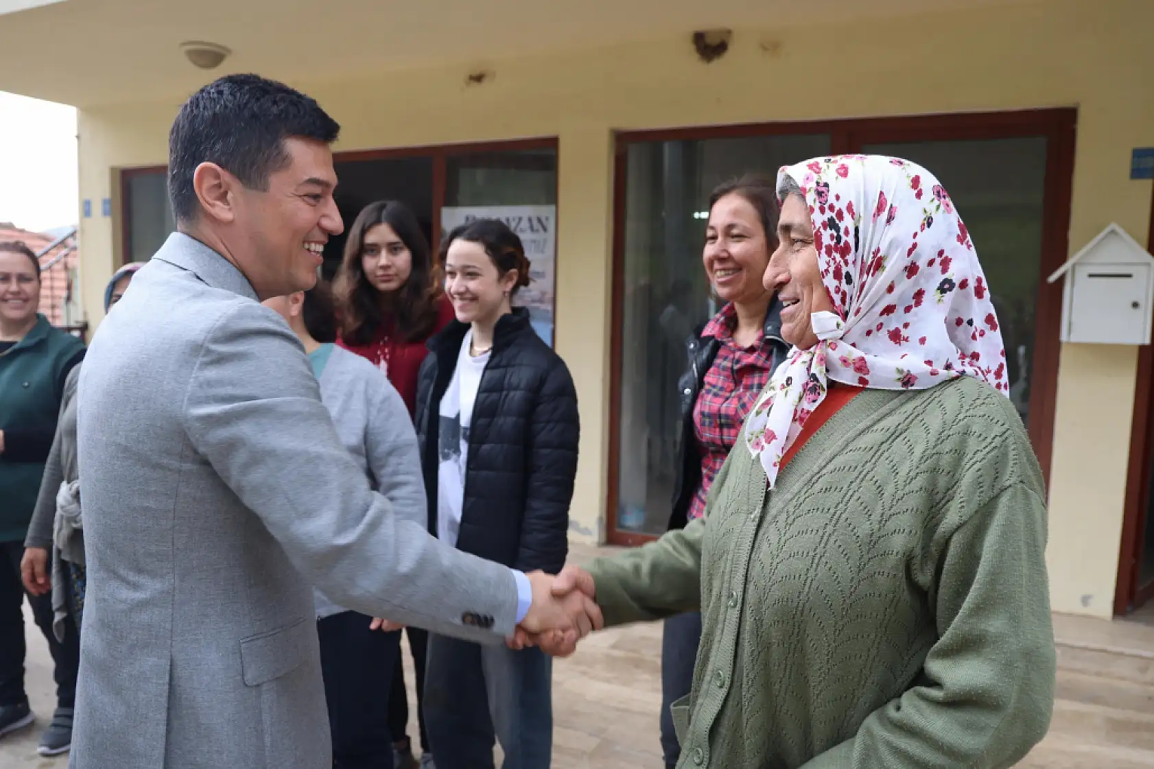 Başkan Ünlü, vatandaşlarla bayramlaştı