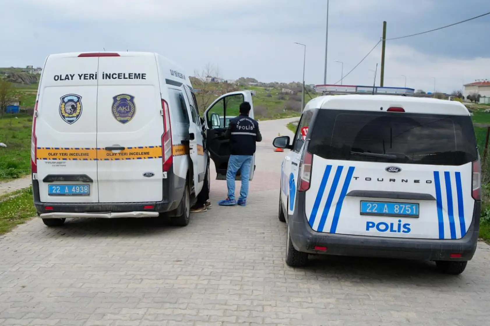 Arkadaşını boğazından bıçakladı