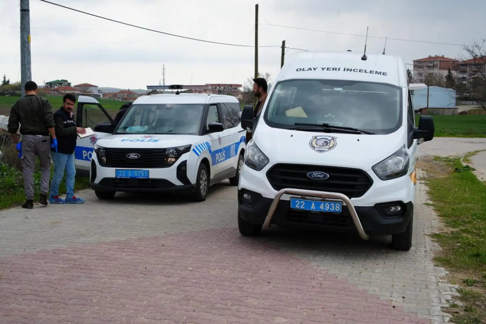 Arkadaşını boğazından bıçakladı