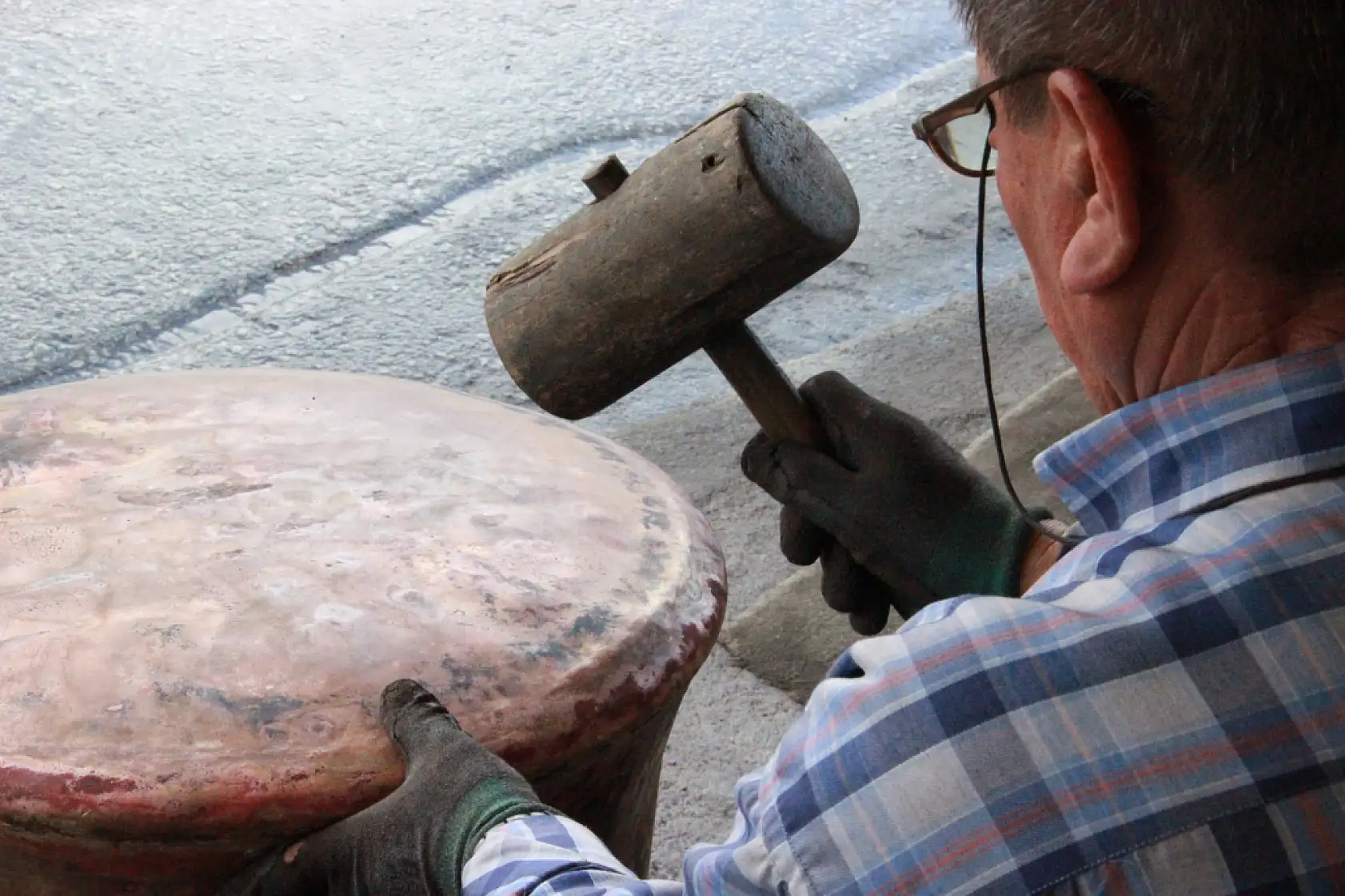 Yarım asırdan fazla süredir çekiciyle bakıra şekil veriyor