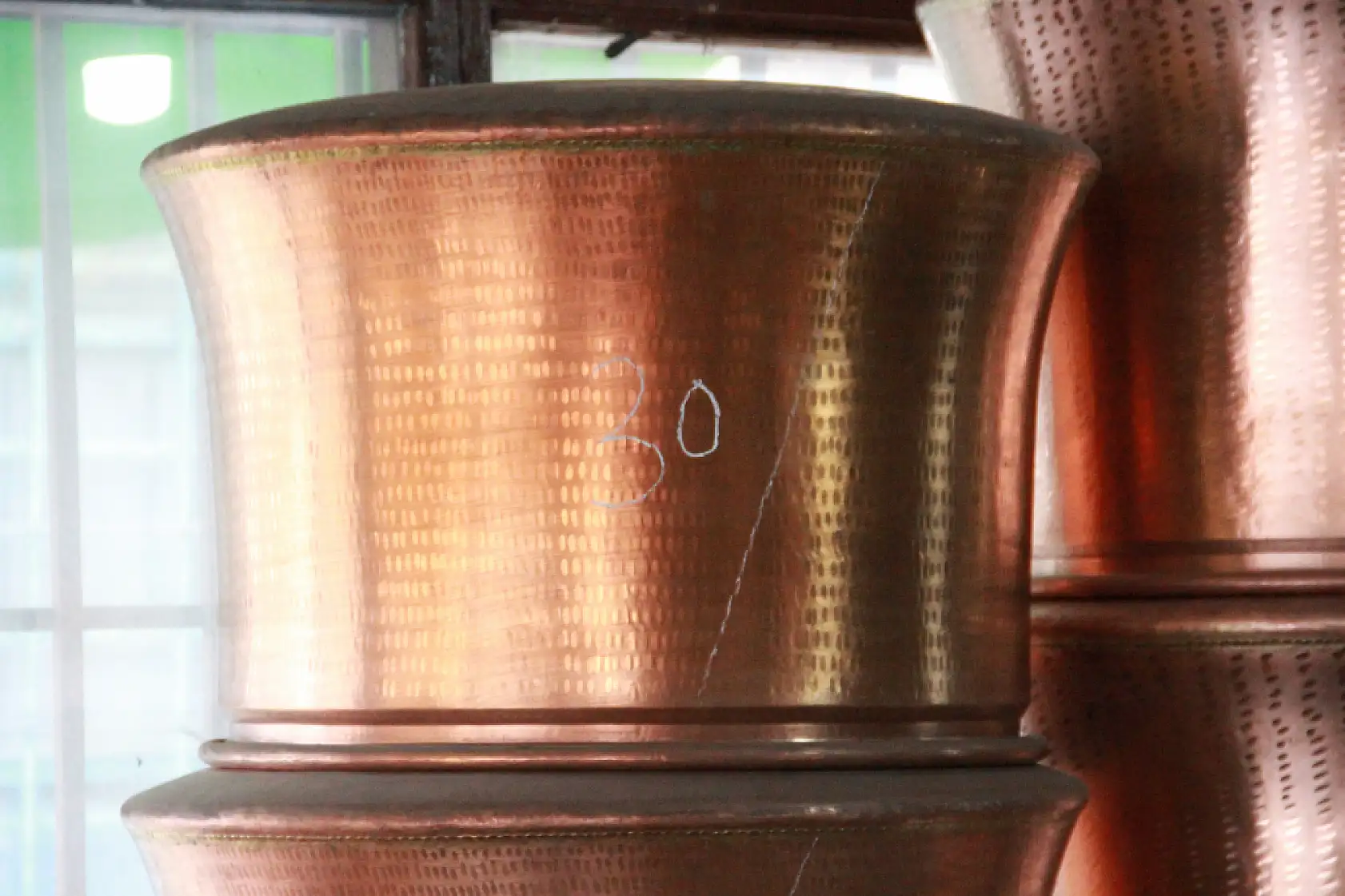 Yarım asırdan fazla süredir çekiciyle bakıra şekil veriyor