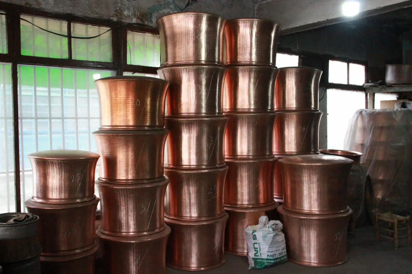 Yarım asırdan fazla süredir çekiciyle bakıra şekil veriyor