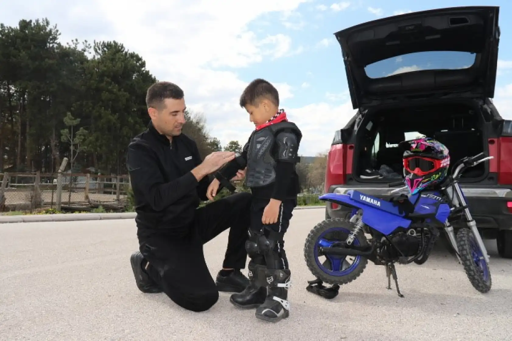 Zayn'a rakip Eskişehir'den çıktı: 3 yaşındaki Atakan motosikletiyle pistlerin tozunu attırıyor