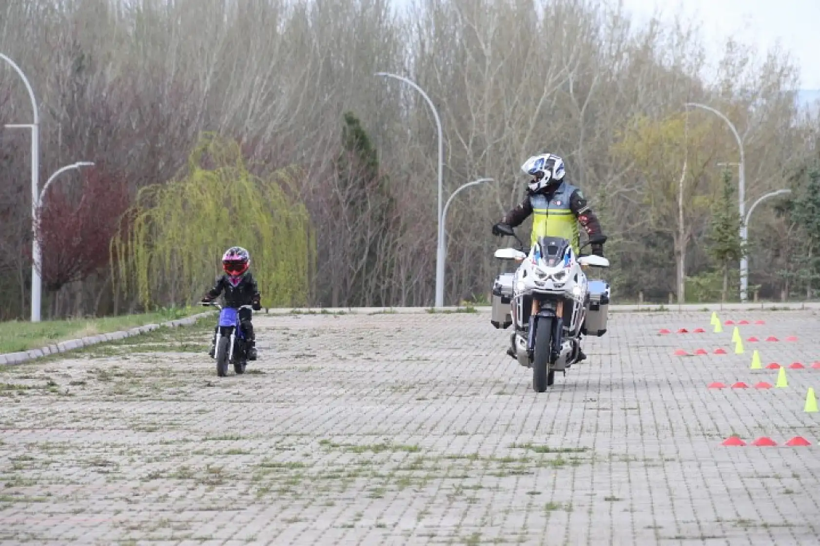 Zayn'a rakip Eskişehir'den çıktı: 3 yaşındaki Atakan motosikletiyle pistlerin tozunu attırıyor