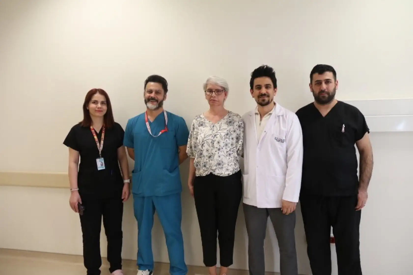 Sol gözünü 41 yıl sonra 24 ayar altınla yapılan tedavi sonucu kapattı