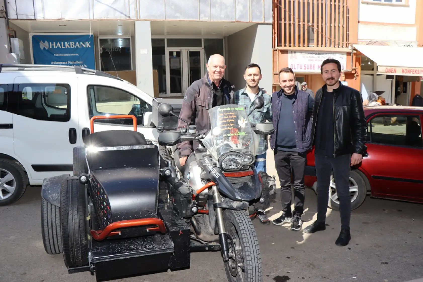 Fransa'dan motosikletiyle fakir çocuklara kalem taşıyor