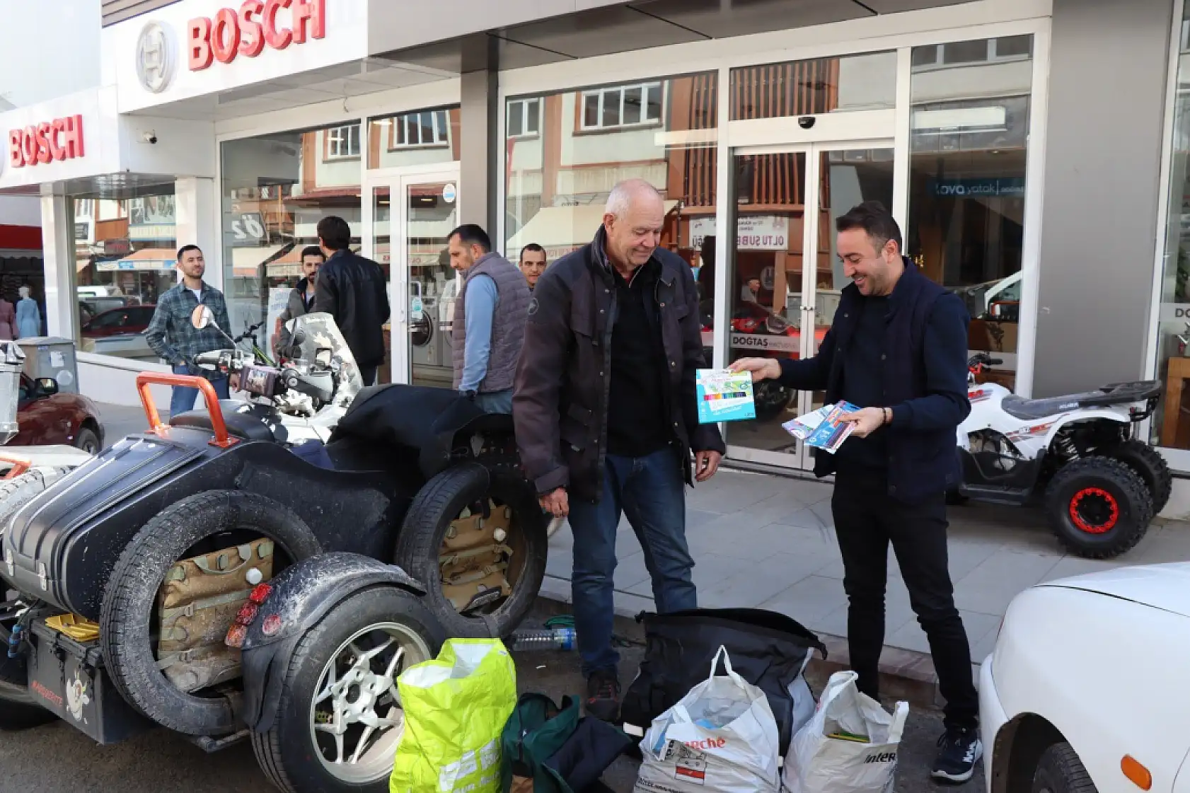 Fransa'dan motosikletiyle fakir çocuklara kalem taşıyor