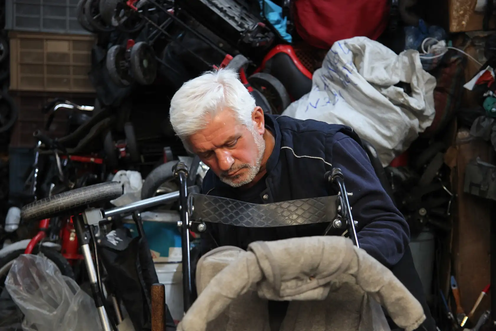 Bebek arabalarını atılmaktan kurtarıyor