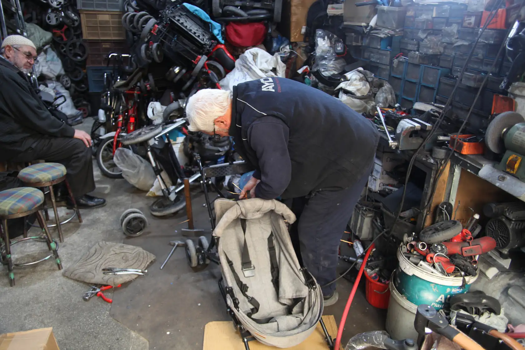 Bebek arabalarını atılmaktan kurtarıyor