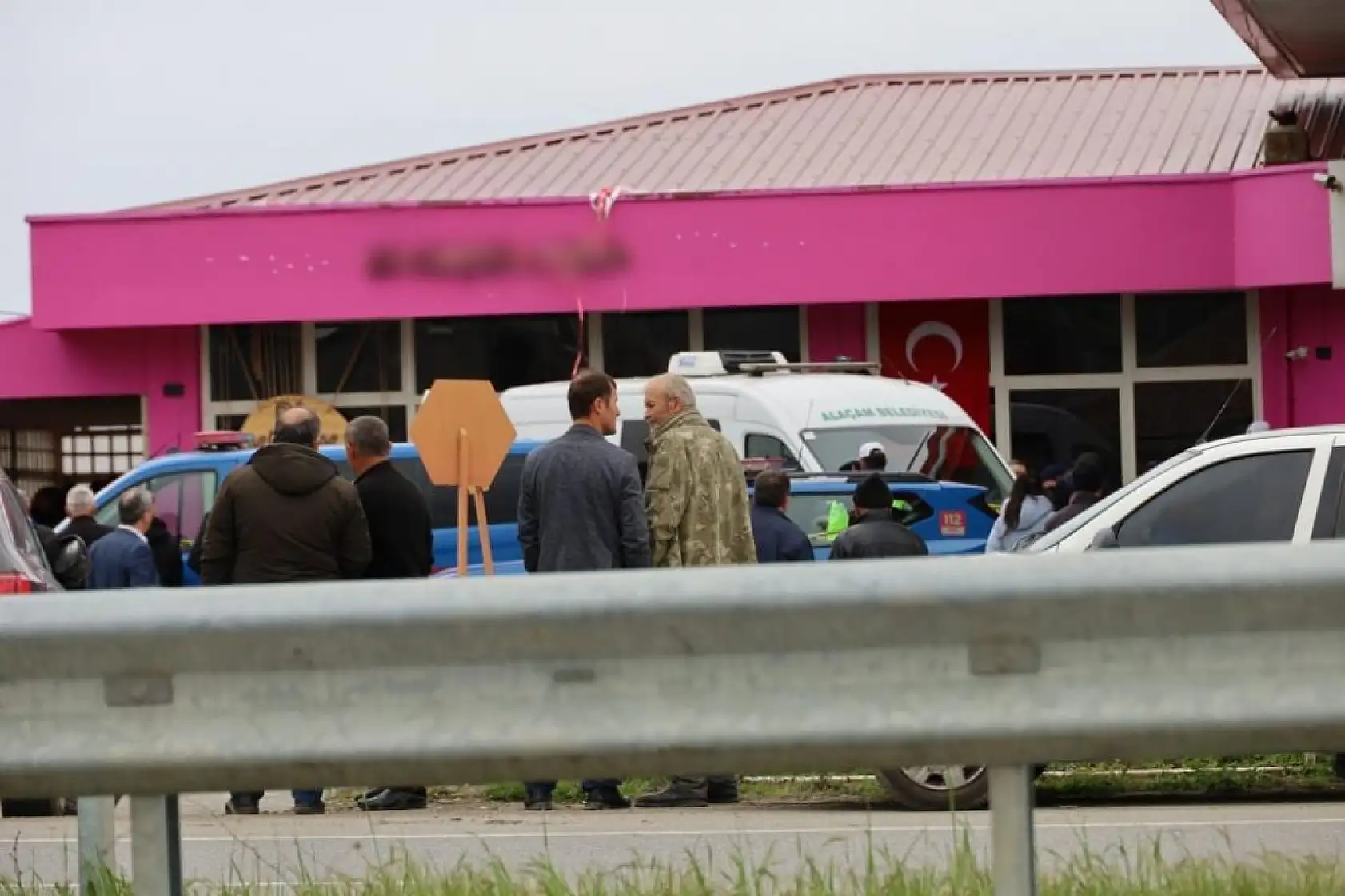 Boşanma aşamasındaki eşini vurup intihar etti