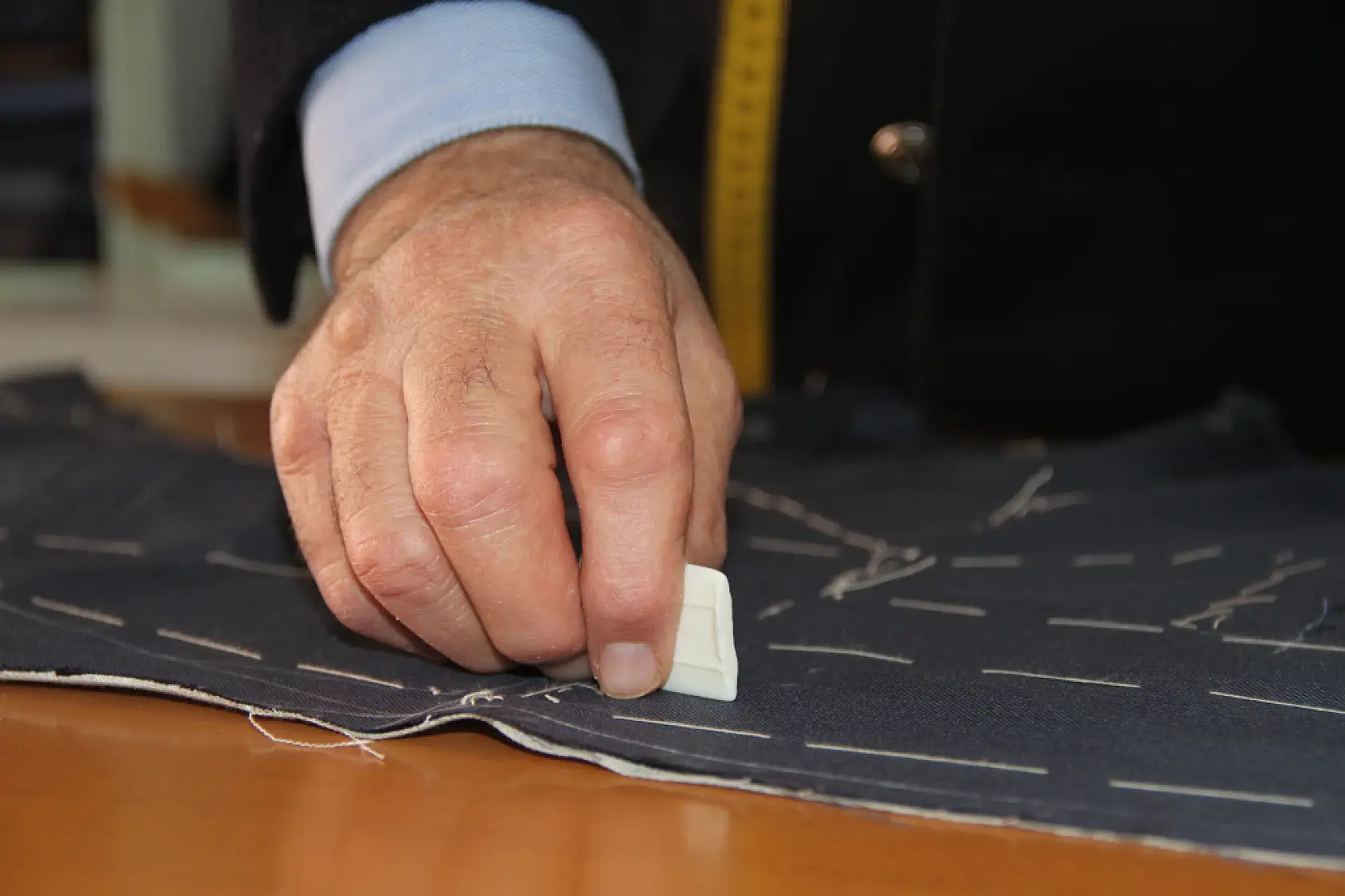 Yarım asırdır sürdürdüğü terziliğin son ustalarından: Yetiştirecek çırak bulamıyor