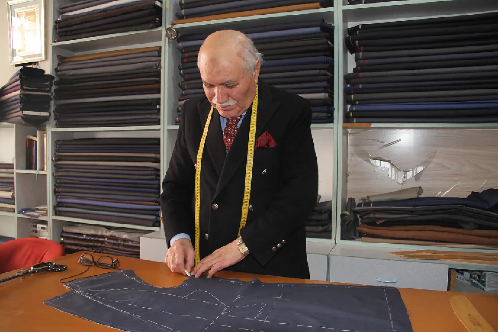 Yarım asırdır sürdürdüğü terziliğin son ustalarından: Yetiştirecek çırak bulamıyor