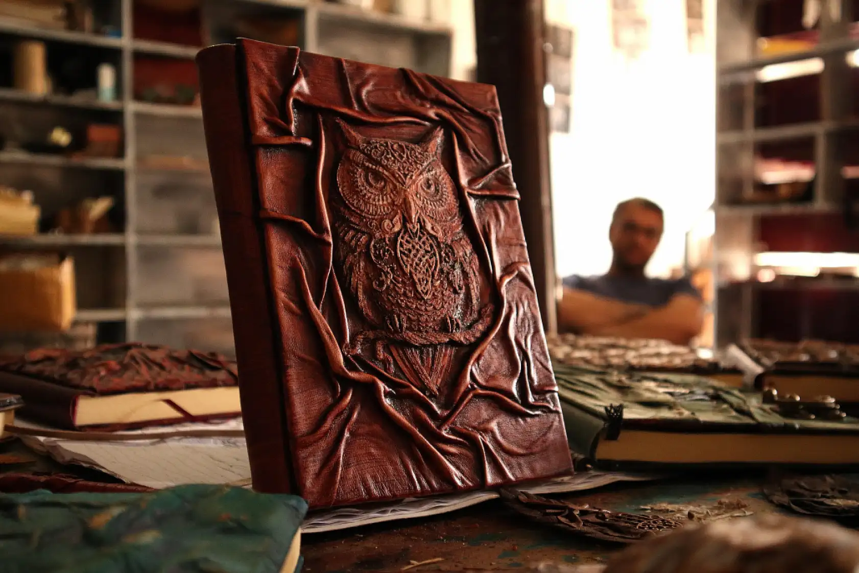 Defterleri deri kullanarak sanata dönüştürüyor