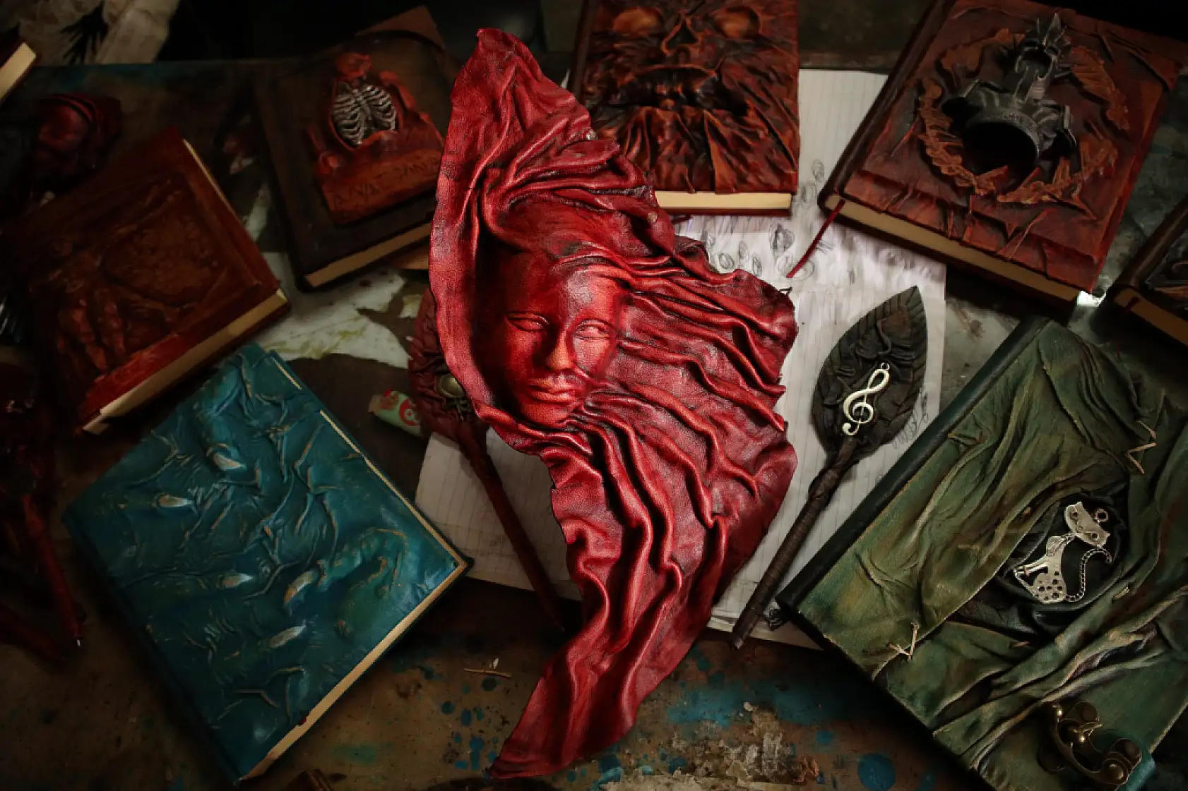 Defterleri deri kullanarak sanata dönüştürüyor