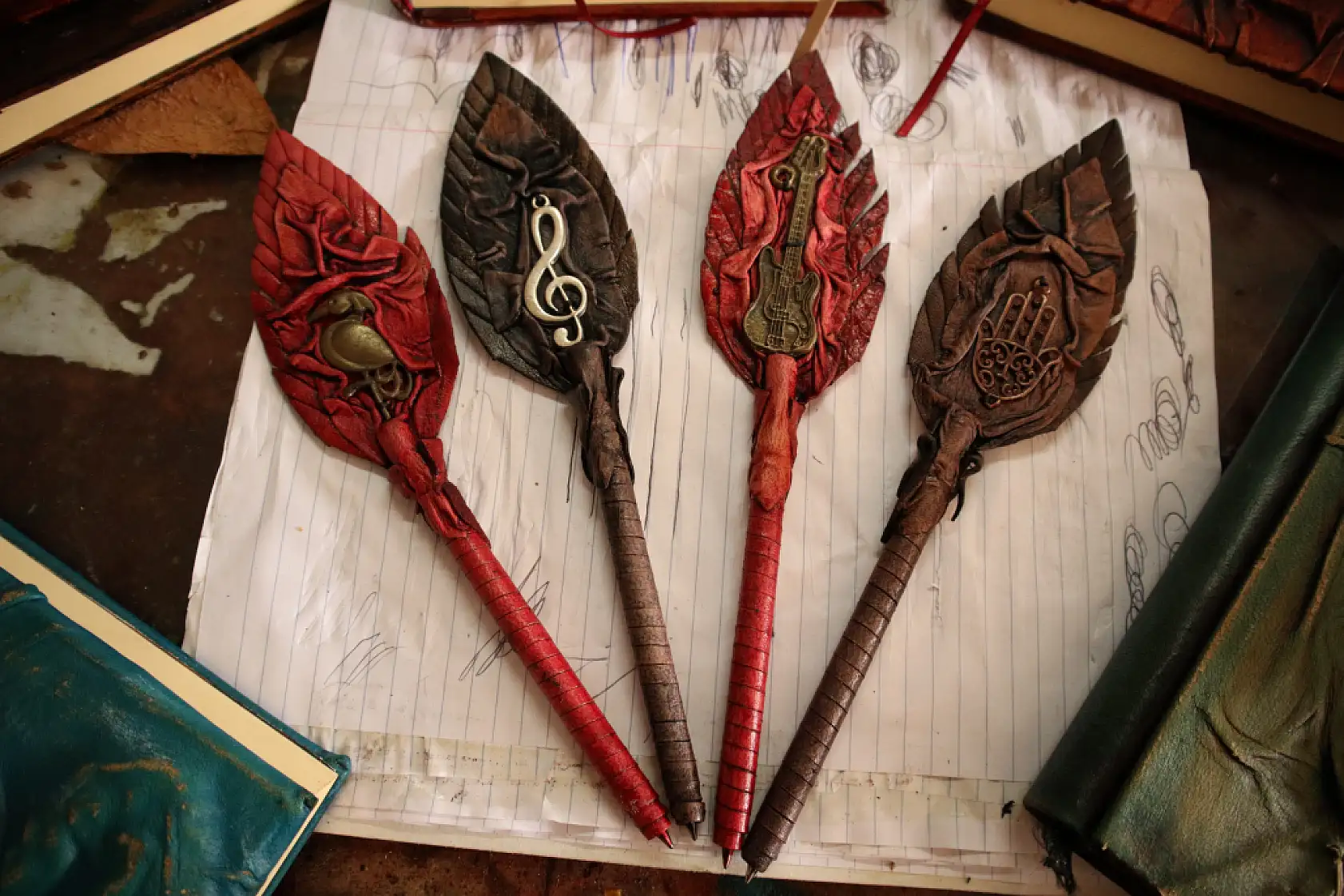 Defterleri deri kullanarak sanata dönüştürüyor