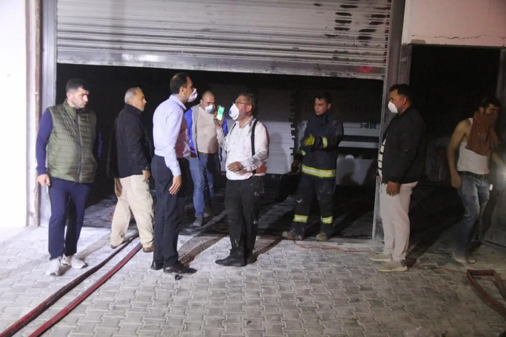 Elektrik kabloları tutuştu, mahalle ayağa kalktı!