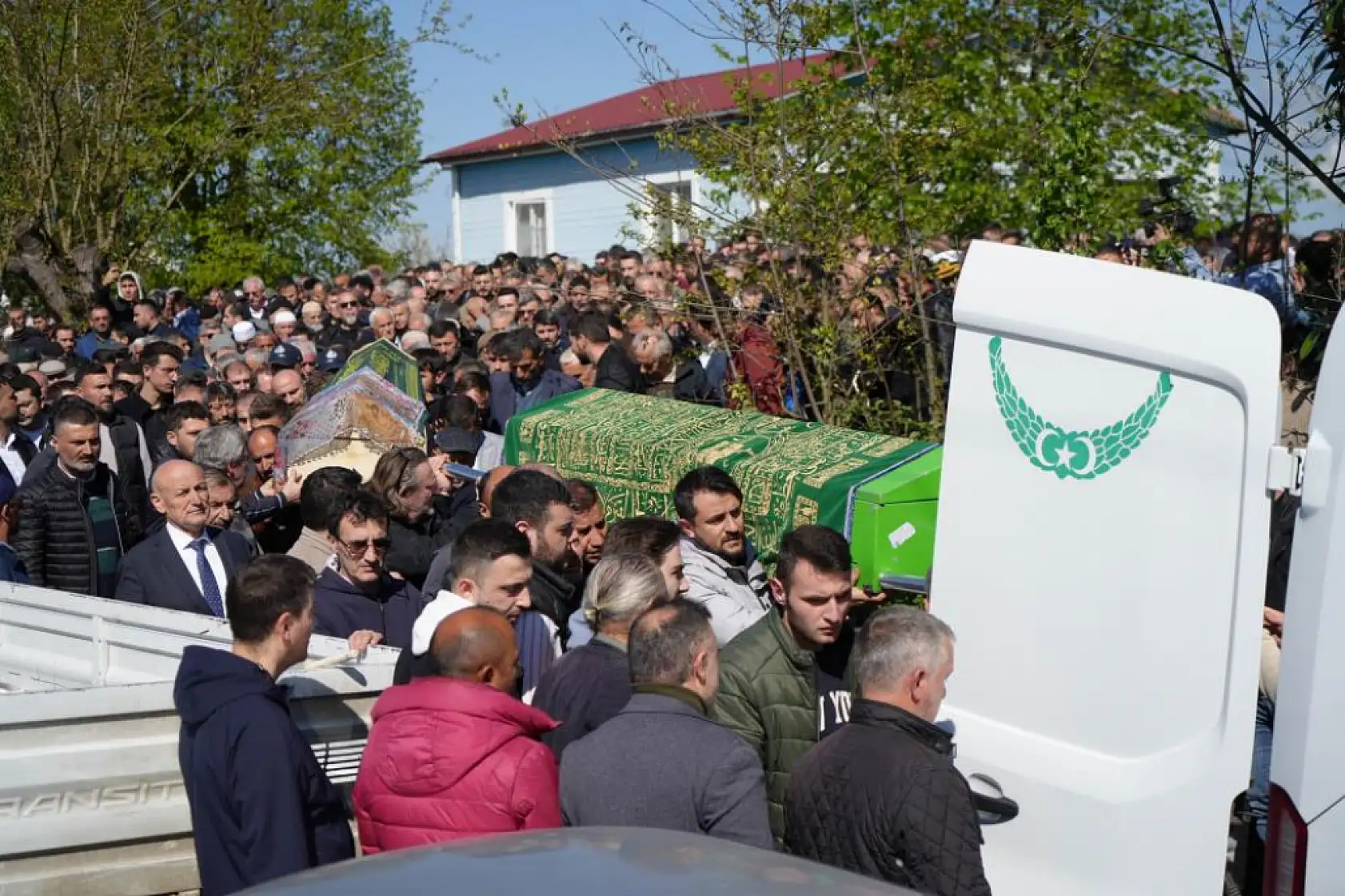 Samsun'daki heyelan faciası: Baba ve iki çocuğu gözyaşları içinde uğurlandı