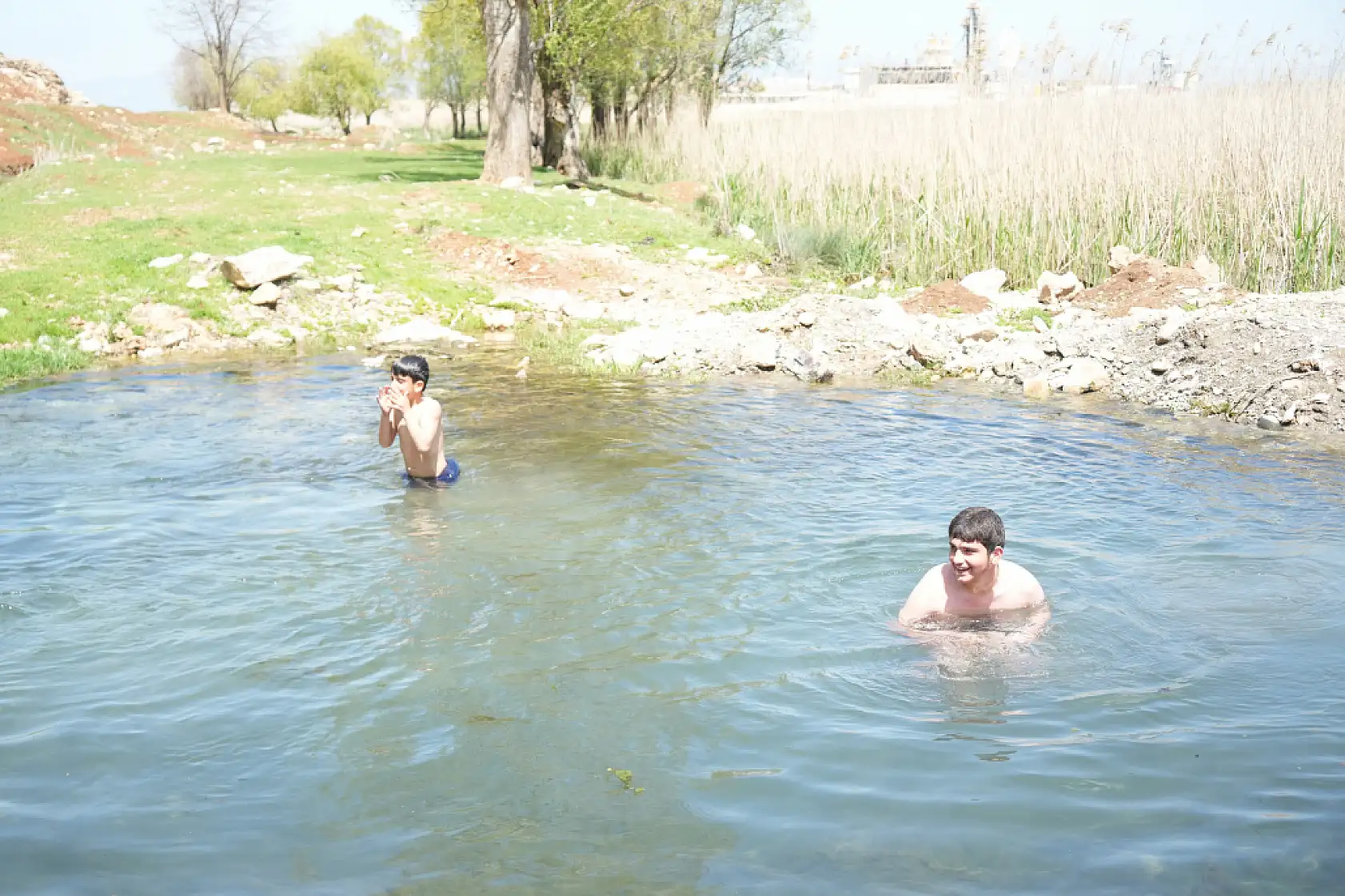 Çocuklar soğuğa aldırmadı: Titreye titreye gölette yüzdüler