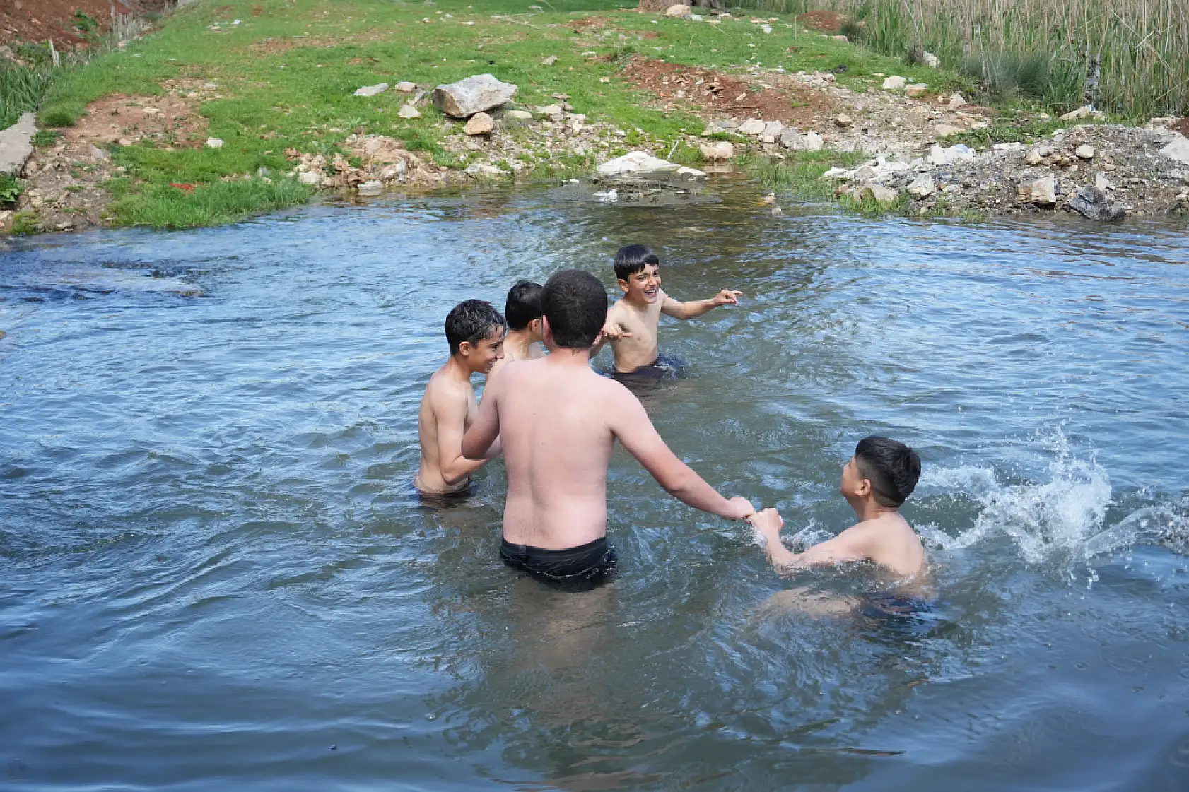 Çocuklar soğuğa aldırmadı: Titreye titreye gölette yüzdüler