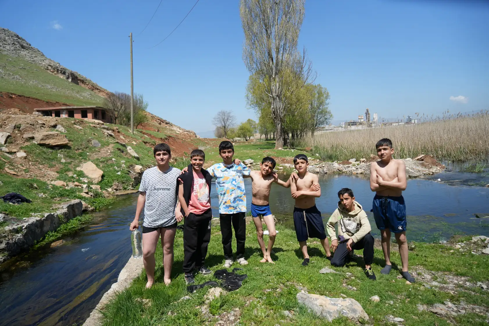 Çocuklar soğuğa aldırmadı: Titreye titreye gölette yüzdüler
