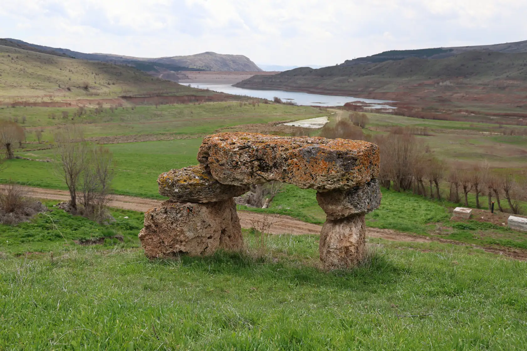 Terk edilmiş 200 yıllık taş görenleri ürkütüyor