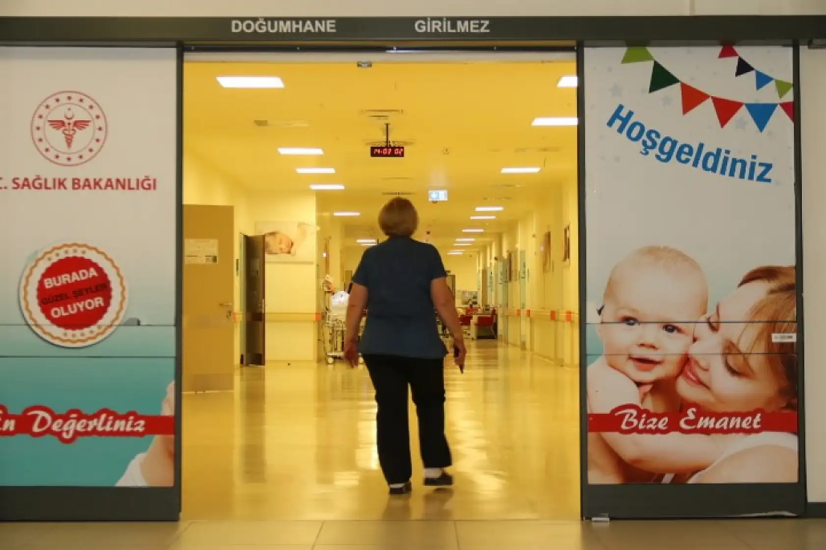 Kaynanasının eline doğduğunu kız isteme merasiminde fark etti