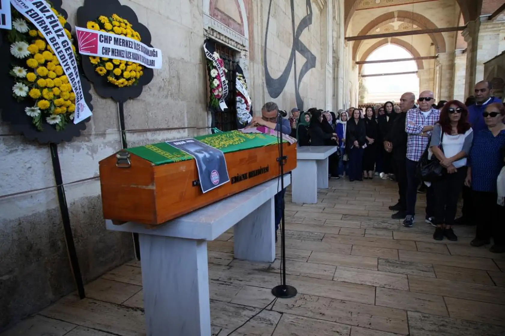 İstanbul'da eski eşi tarafından öldürülen kadın, Edirne'de son yolculuğuna uğurlandı