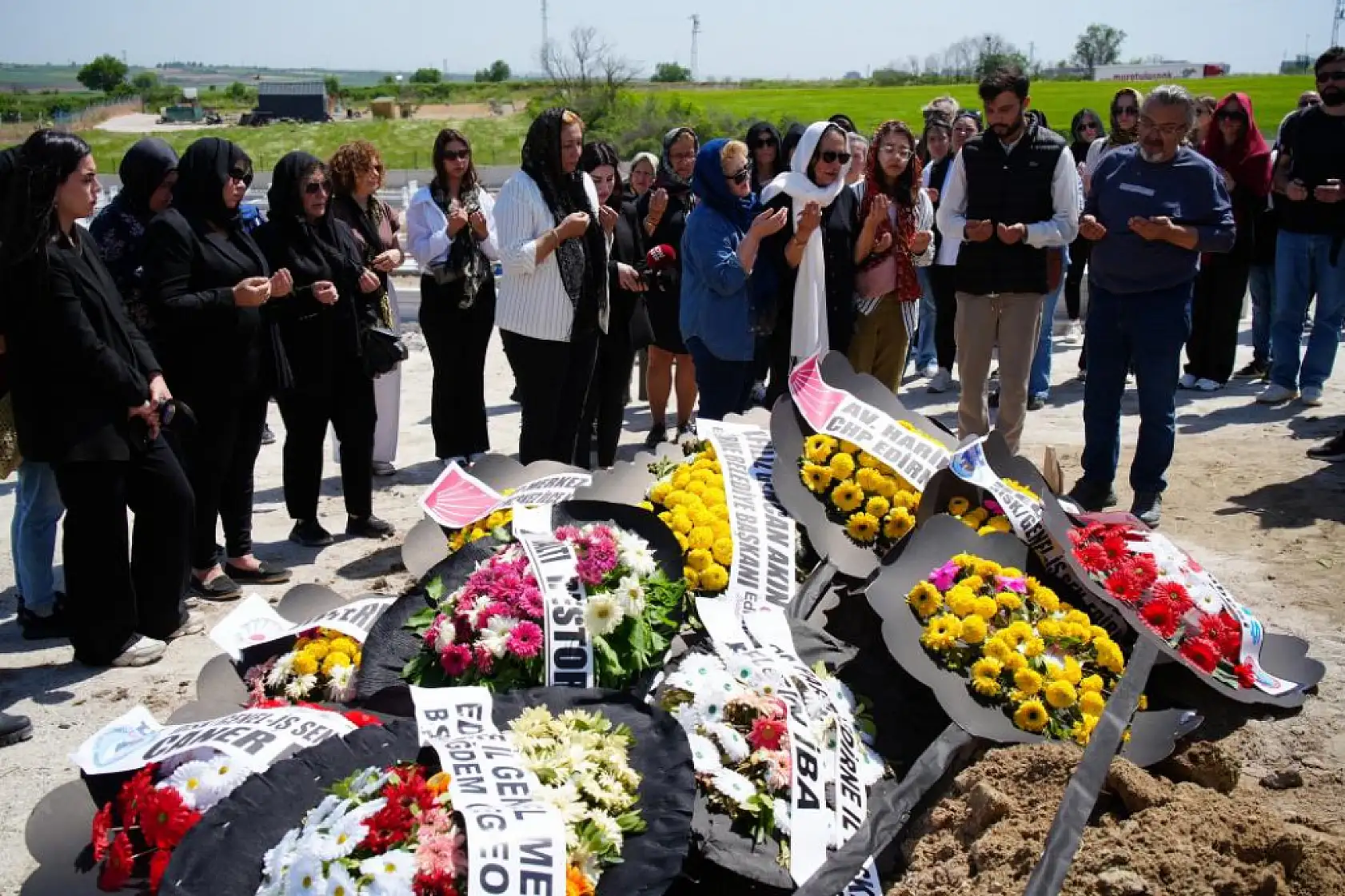 İstanbul'da eski eşi tarafından öldürülen kadın, Edirne'de son yolculuğuna uğurlandı