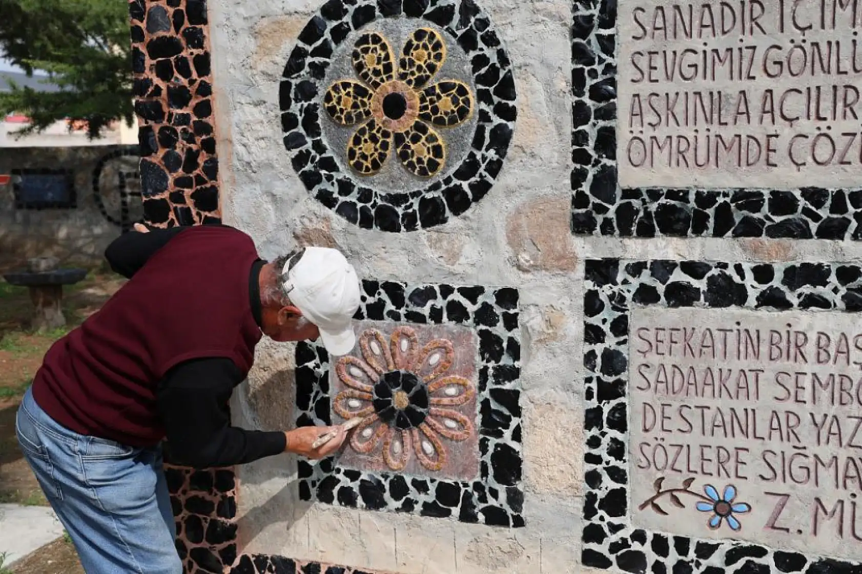 Aşkını taşlara kazıdı