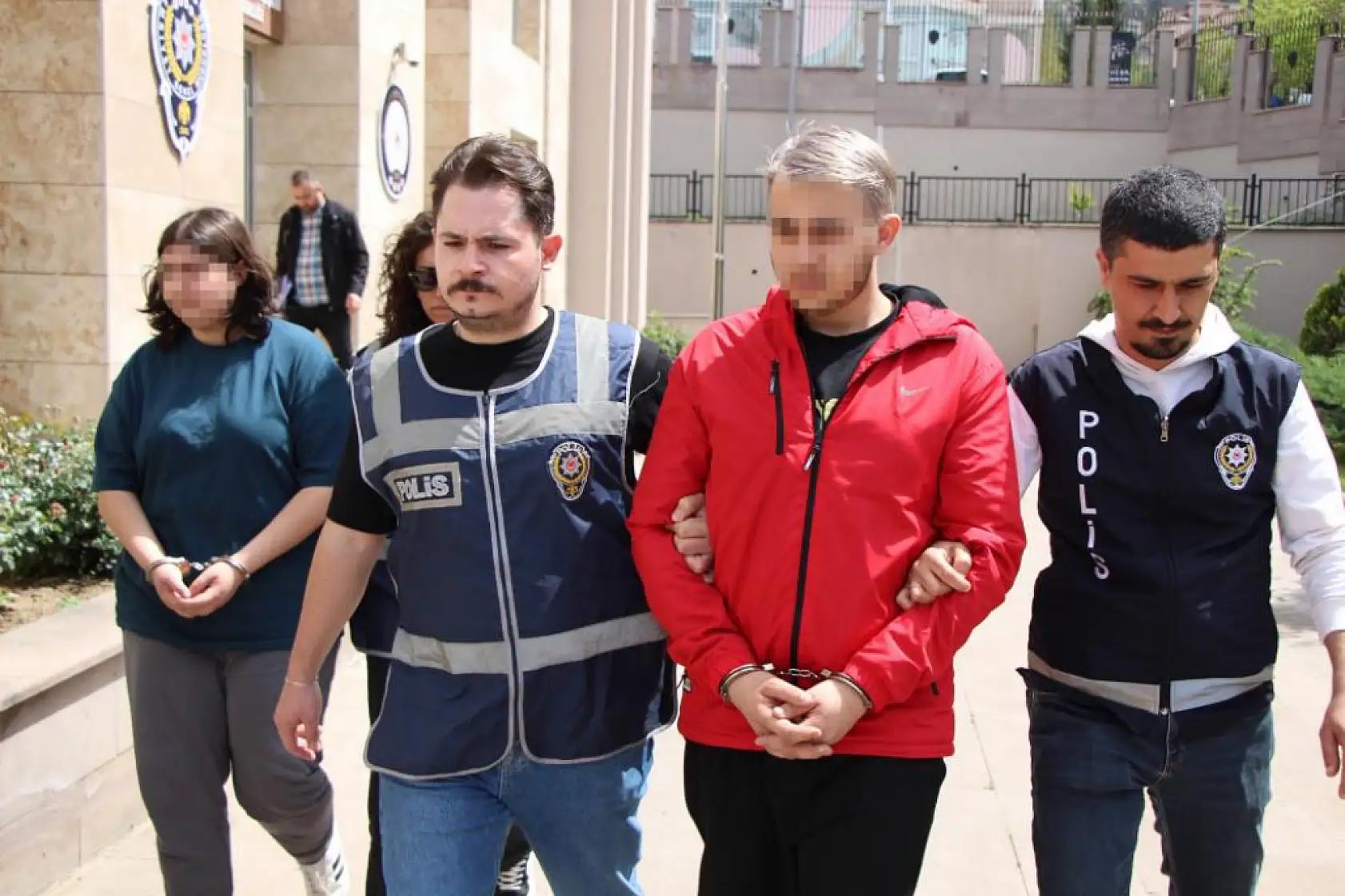 2 milyon TL'lik altın bulunan çelik kasa çalındı: Torun, damat ve damadın kardeşi yakalandı