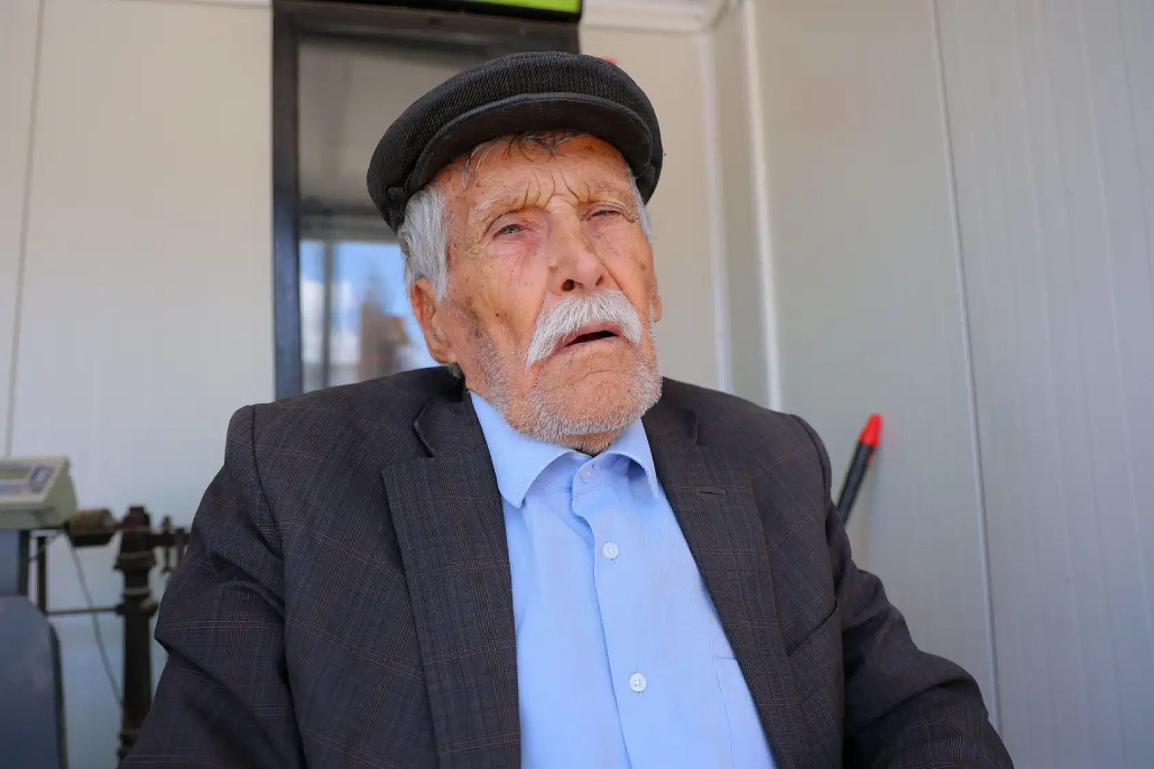 Cumhuriyet'le yaşıt Cemal dede, eski hatıralarını dün gibi anlatıyor