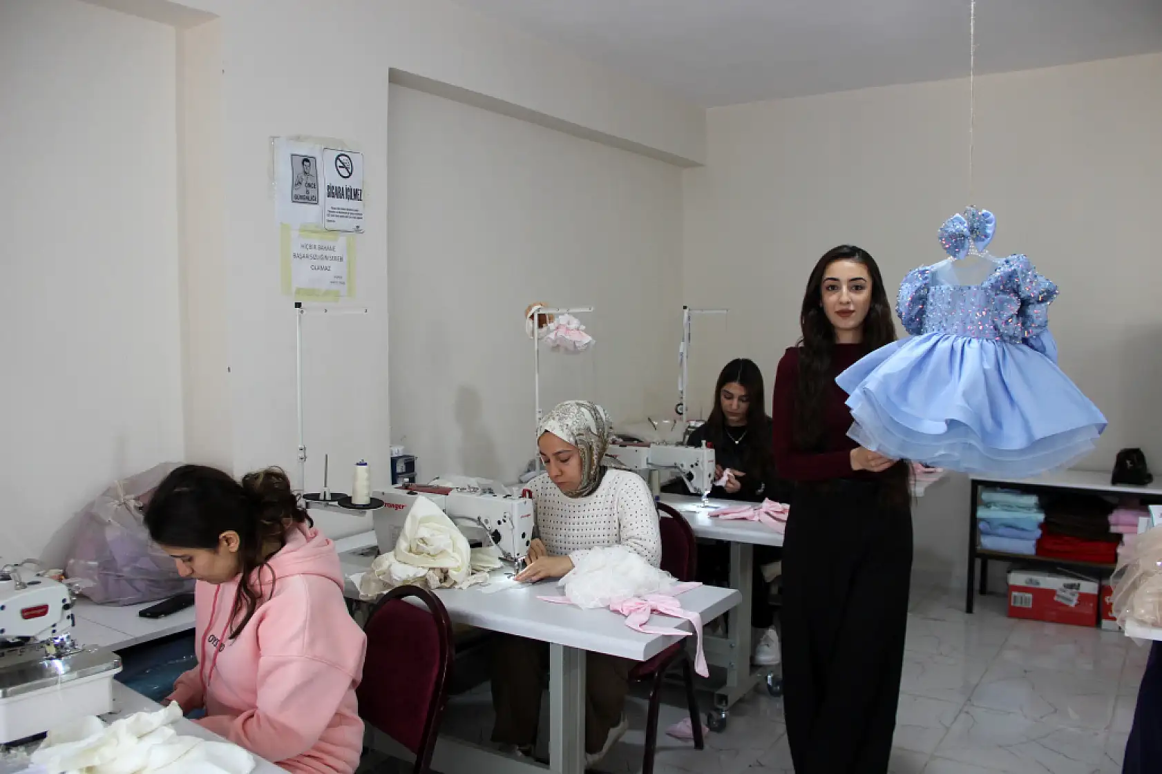 İzlediği dizideki moda tasarımcısından etkilenerek 20 yaşında atölye kurdu