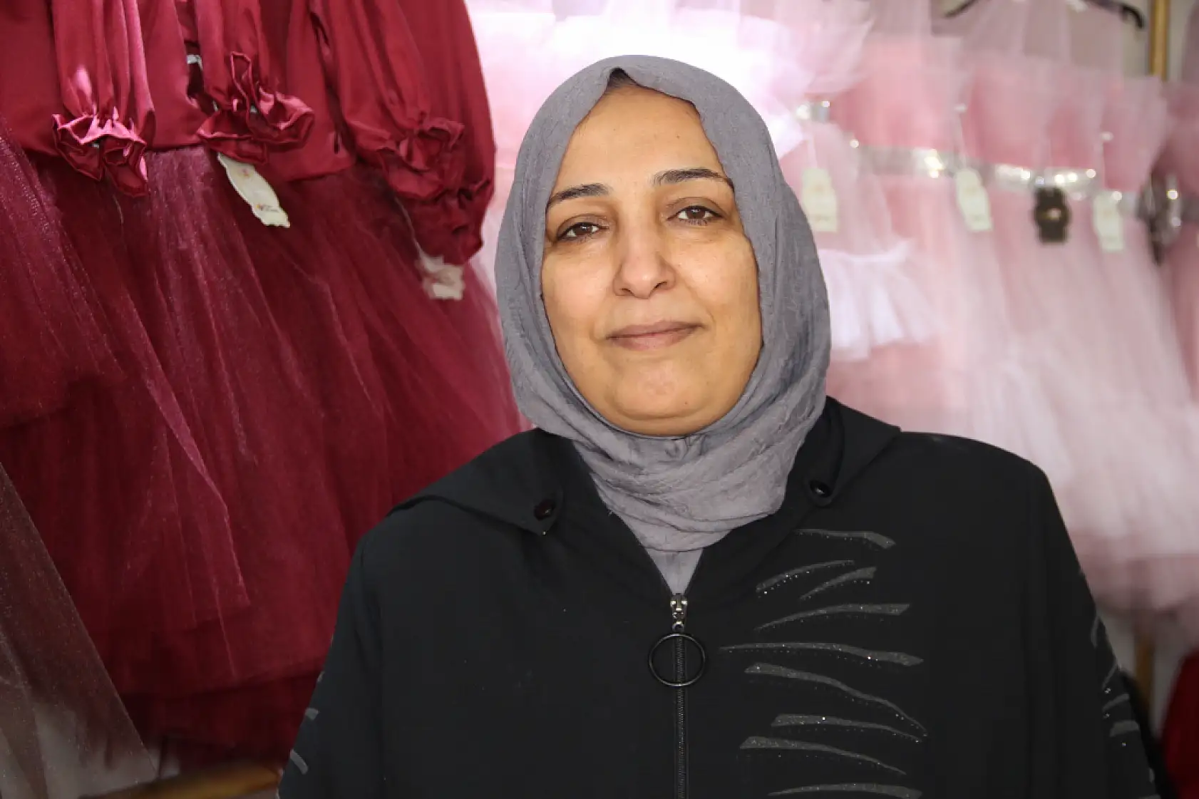 İzlediği dizideki moda tasarımcısından etkilenerek 20 yaşında atölye kurdu