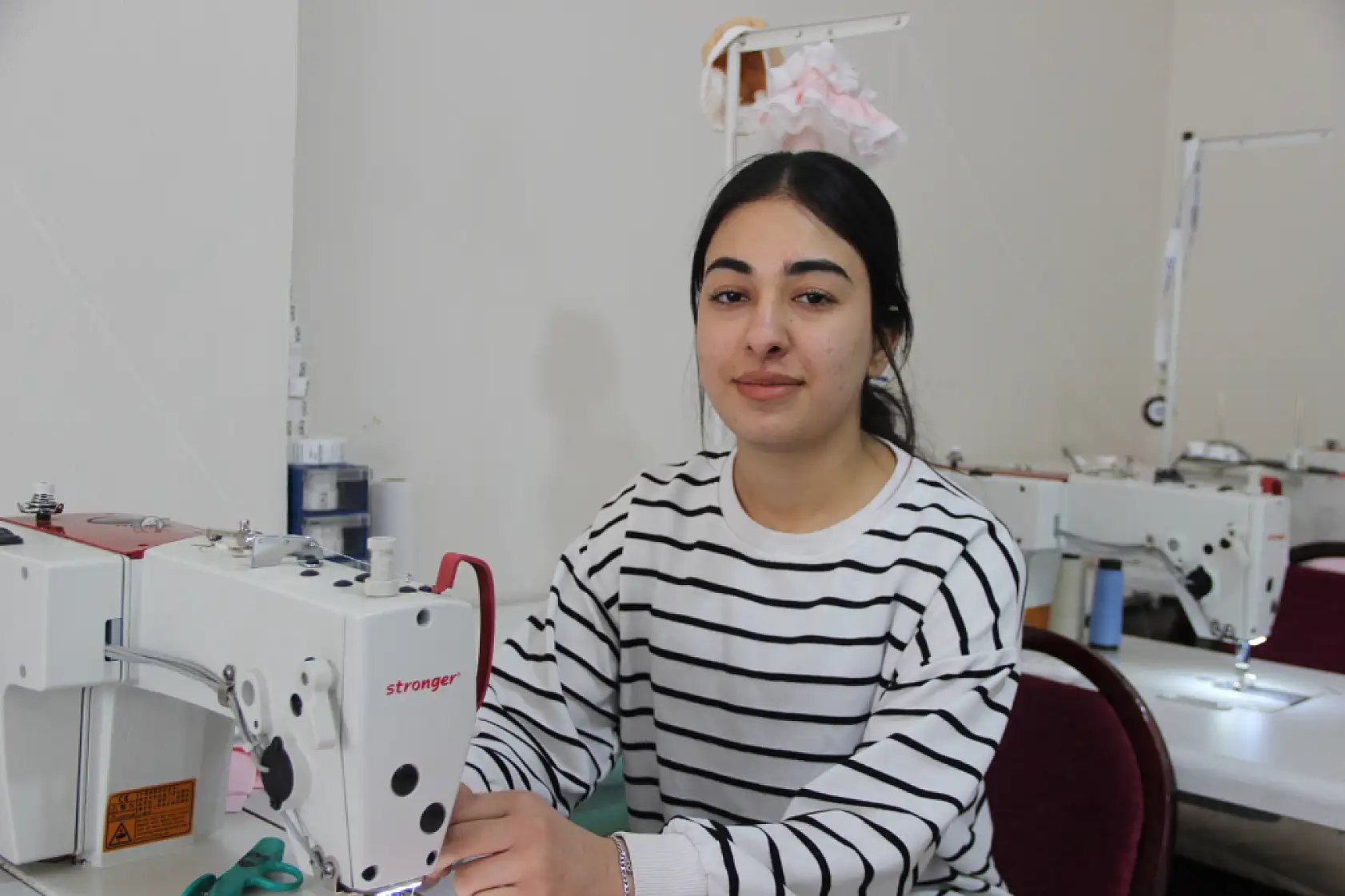İzlediği dizideki moda tasarımcısından etkilenerek 20 yaşında atölye kurdu