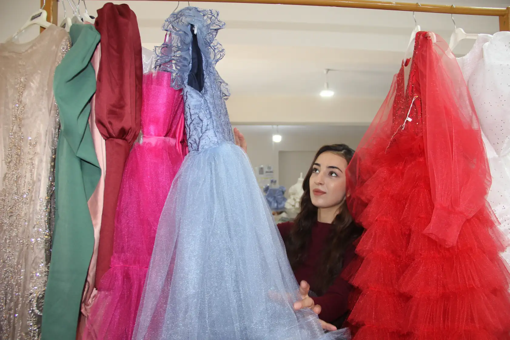 İzlediği dizideki moda tasarımcısından etkilenerek 20 yaşında atölye kurdu