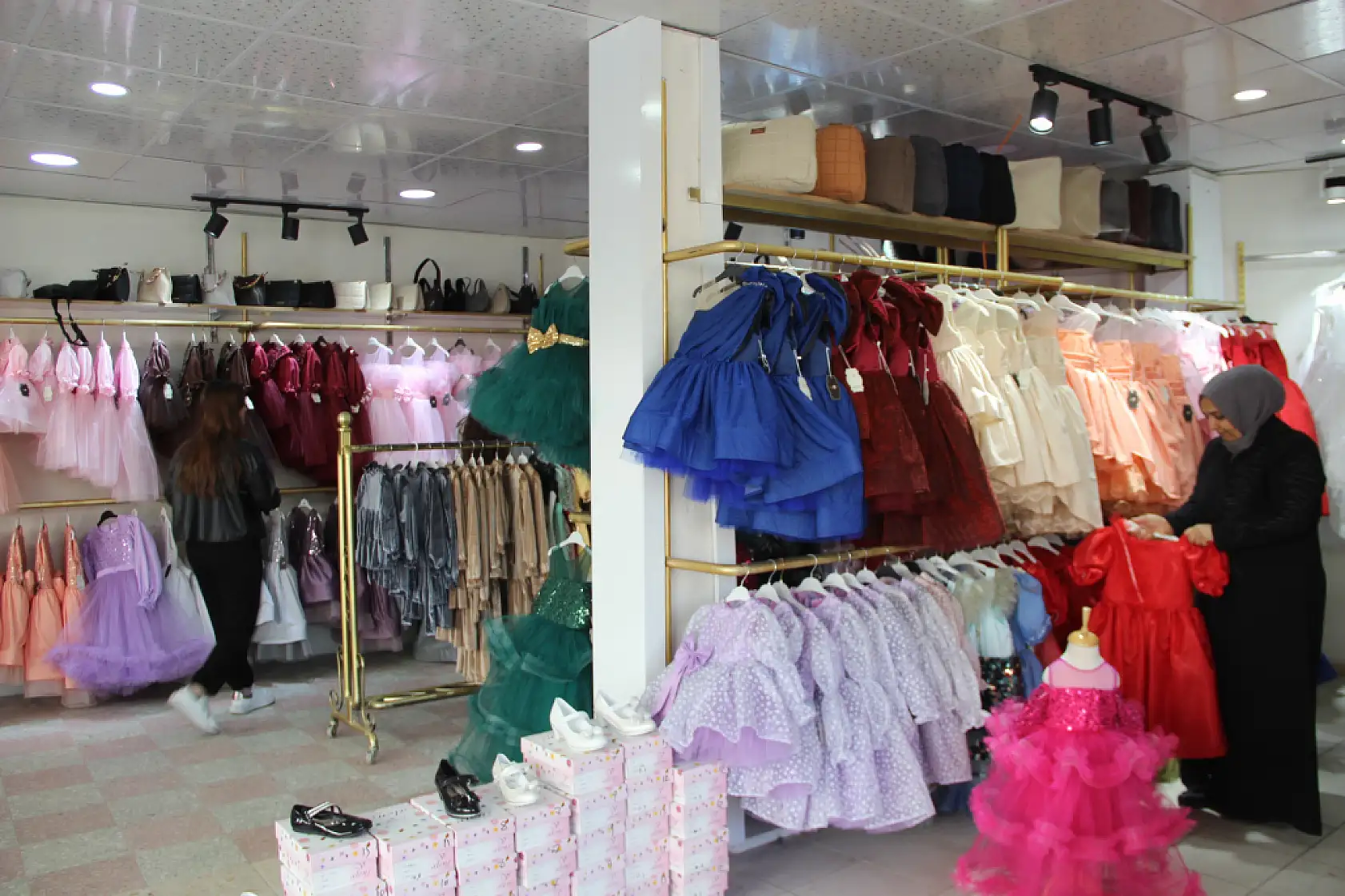 İzlediği dizideki moda tasarımcısından etkilenerek 20 yaşında atölye kurdu