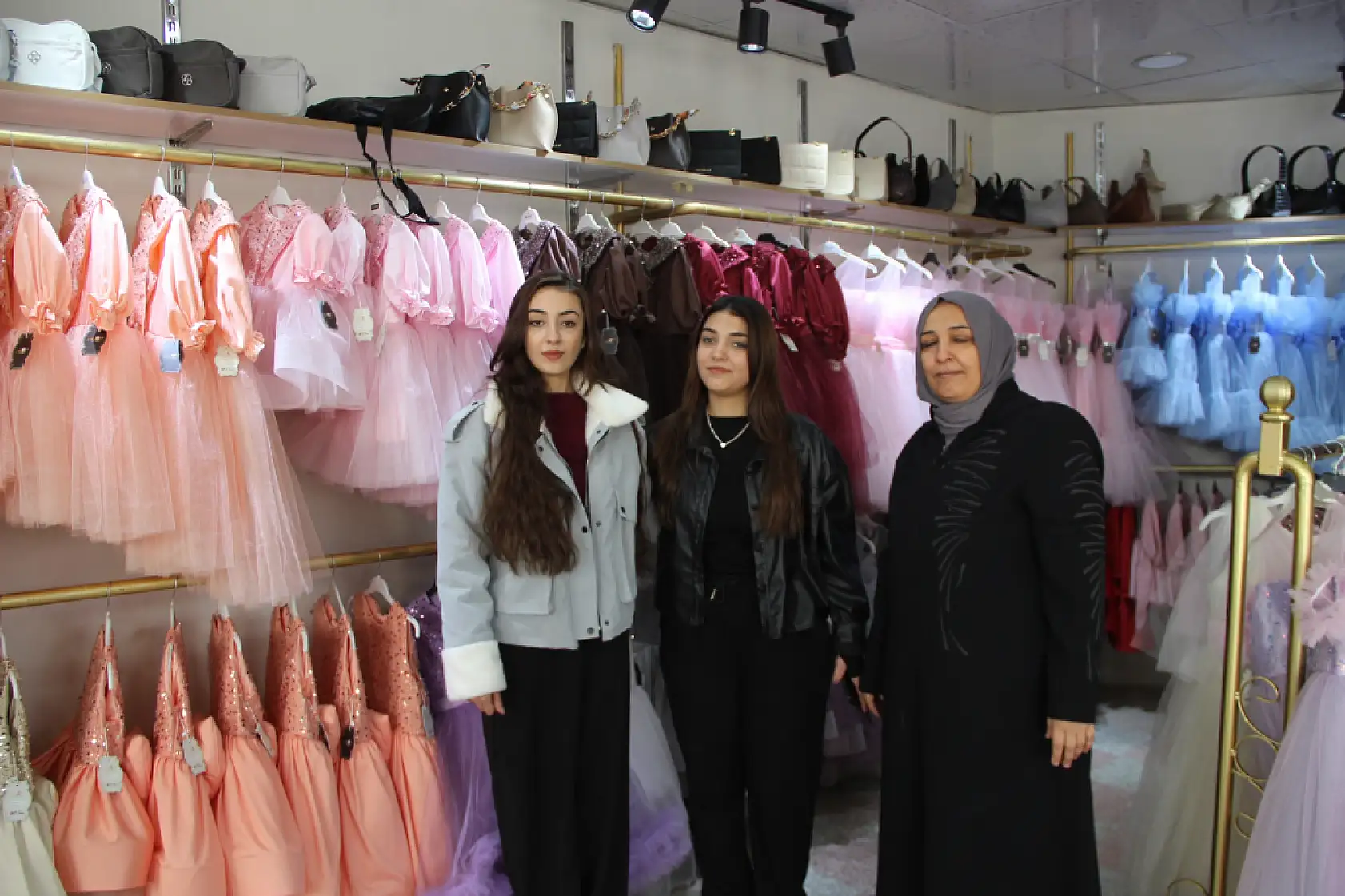 İzlediği dizideki moda tasarımcısından etkilenerek 20 yaşında atölye kurdu