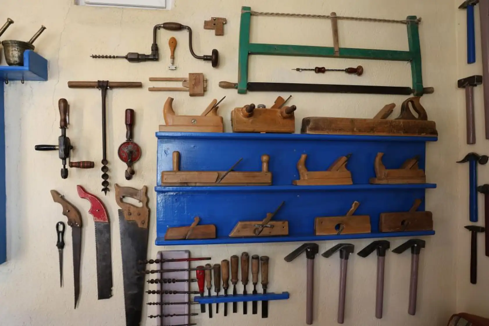 Dedesinden kalan eşyalardan koleksiyon oluşturdu