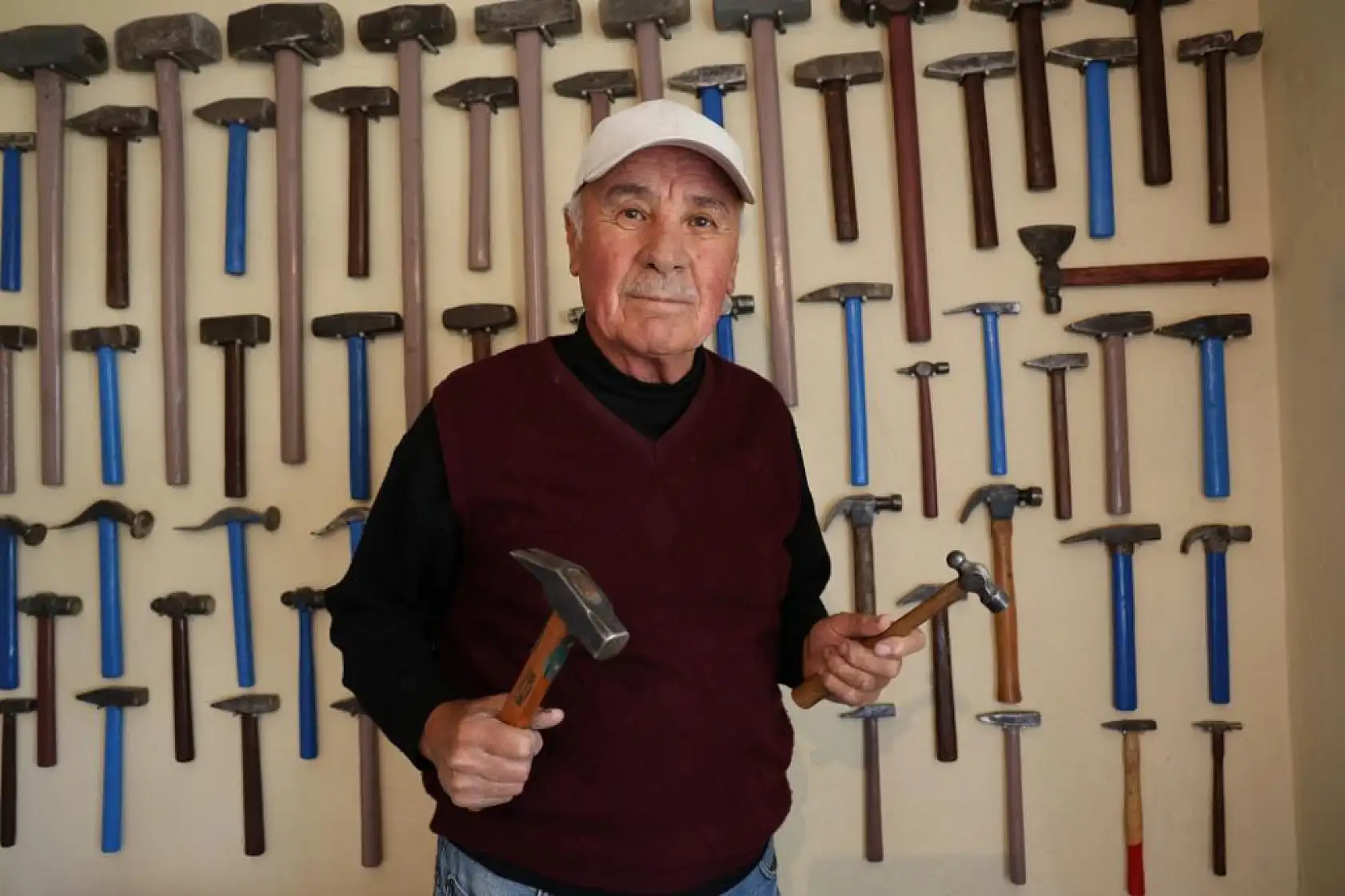 Dedesinden kalan eşyalardan koleksiyon oluşturdu