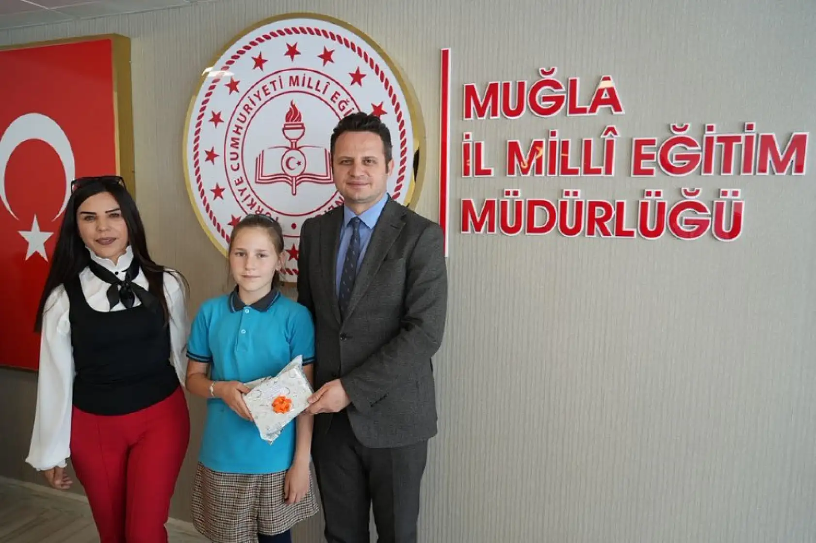 'Bir Kitap Bir İnsan' projesi kapsamında öğrencilerin değerli eserleri ödüllendirildi