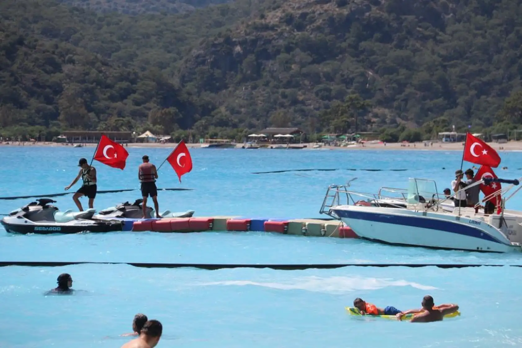Fethiye'nin gözdesi Ölüdeniz'de sezon hareketliliği