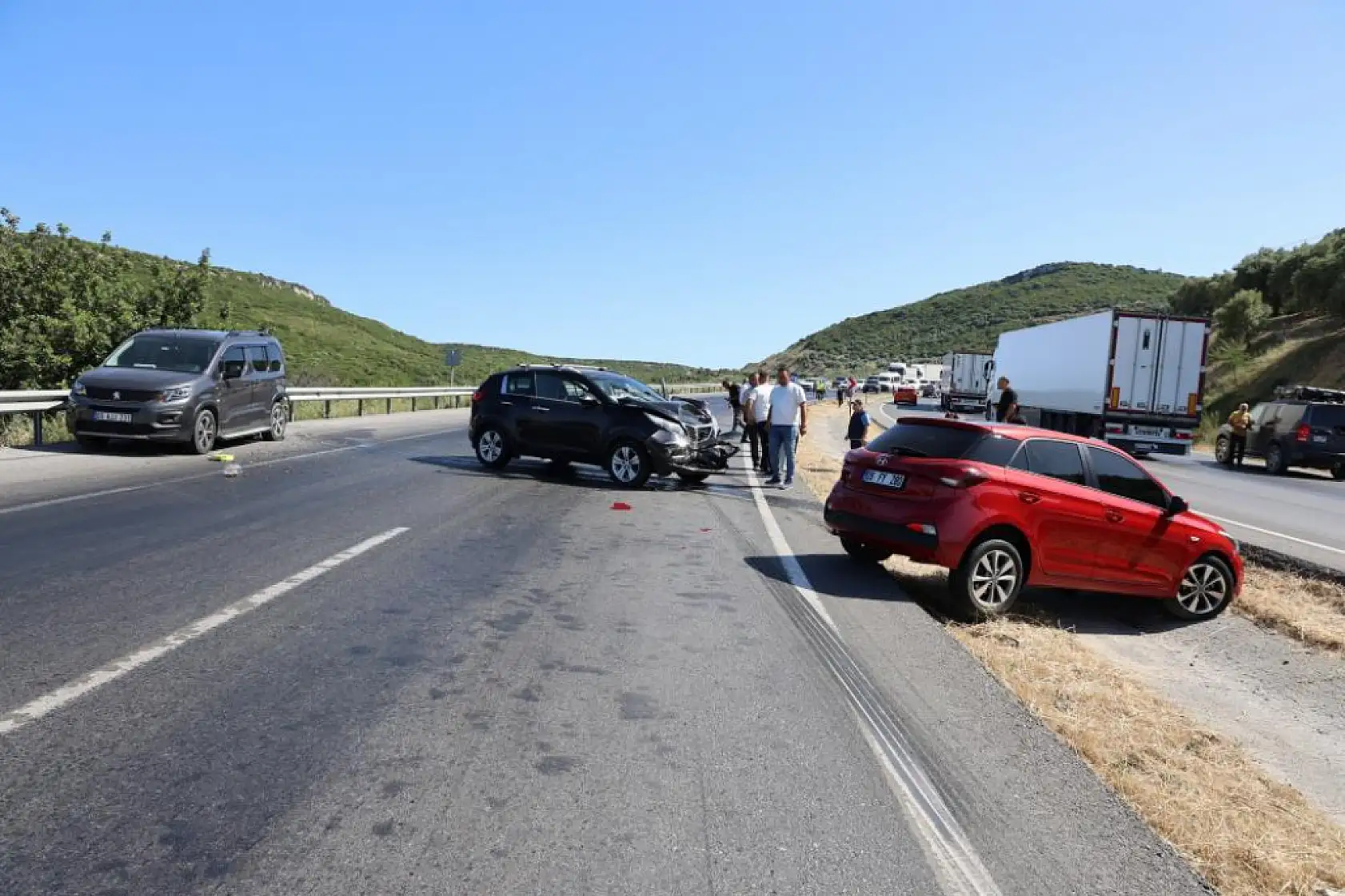 Milas-Söke Karayolu'nda Tankerden dökülen balık yağı karayolunu savaş alanına çevirdi