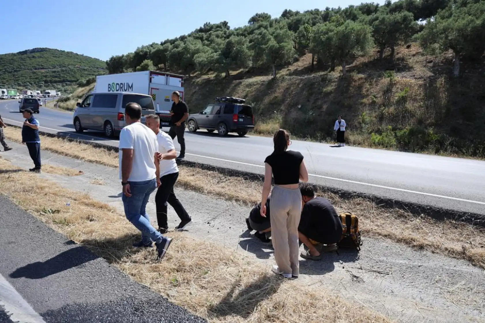 Milas-Söke Karayolu'nda Tankerden dökülen balık yağı karayolunu savaş alanına çevirdi