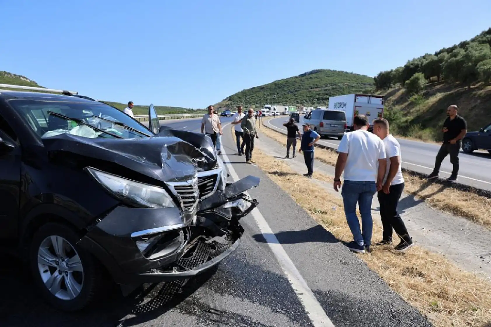 Milas-Söke Karayolu'nda Tankerden dökülen balık yağı karayolunu savaş alanına çevirdi