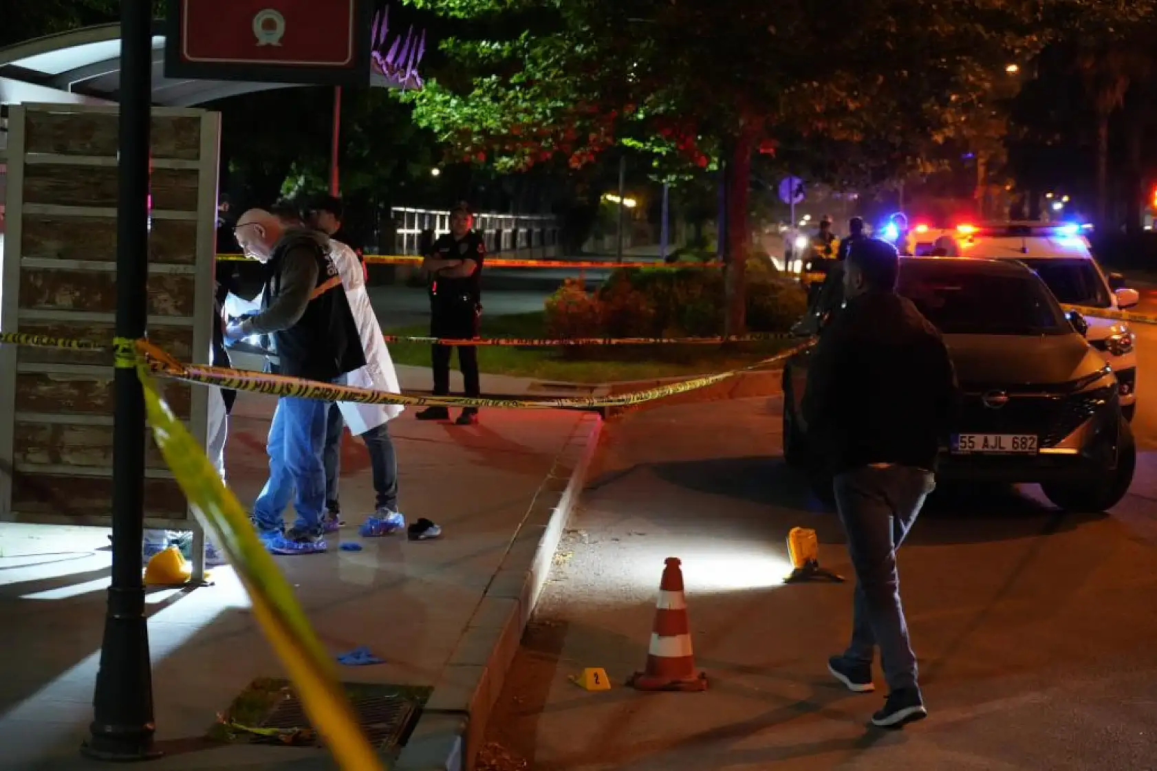 Emekli polis memuru otobüs durağında kendini vurdu