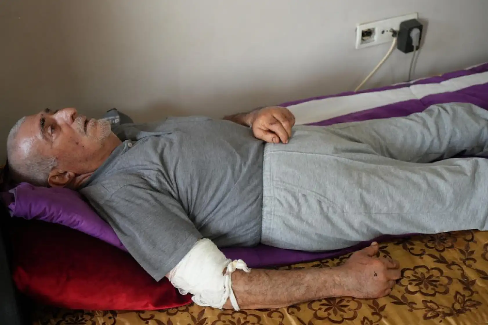 Hakkında uzaklaştırma kararı bulunan adam, barışma çağrısıyla gittiği evde eşi tarafından defalarca bıçaklandı