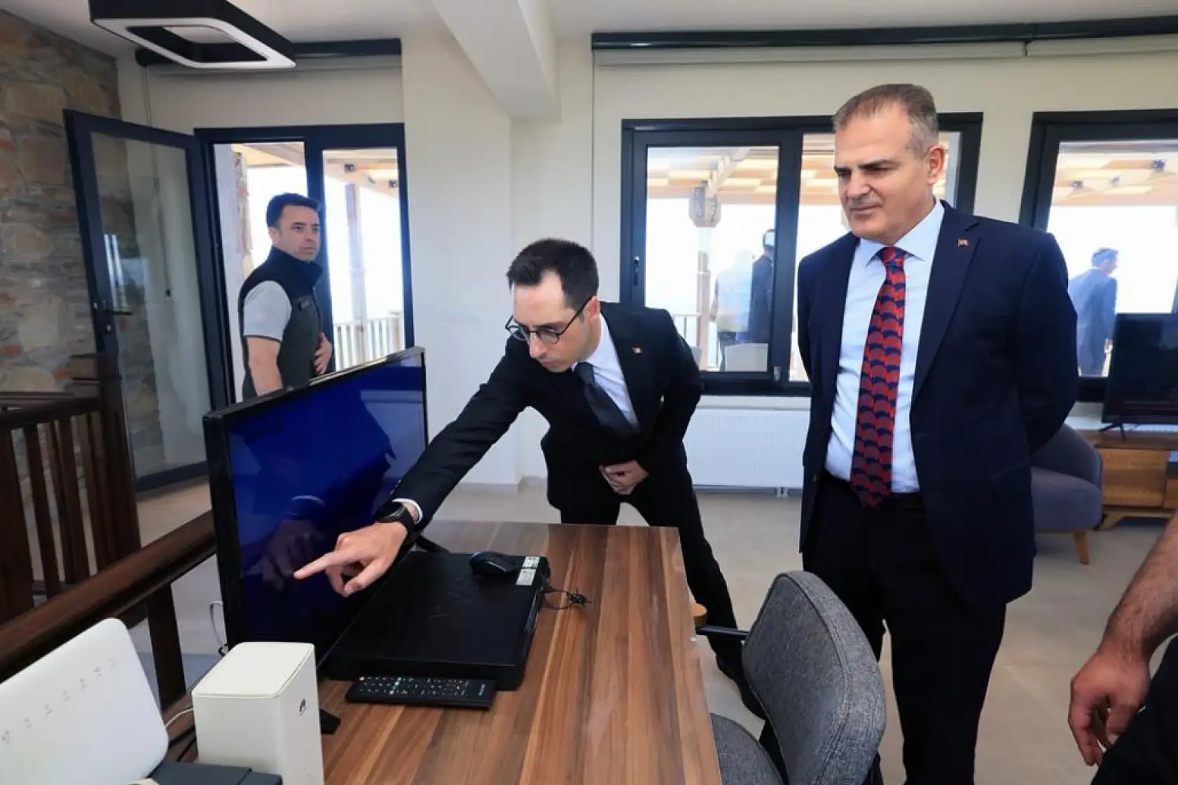 Vali Akbıyık yangın gözetleme kulesinde incelemelerde bulundu