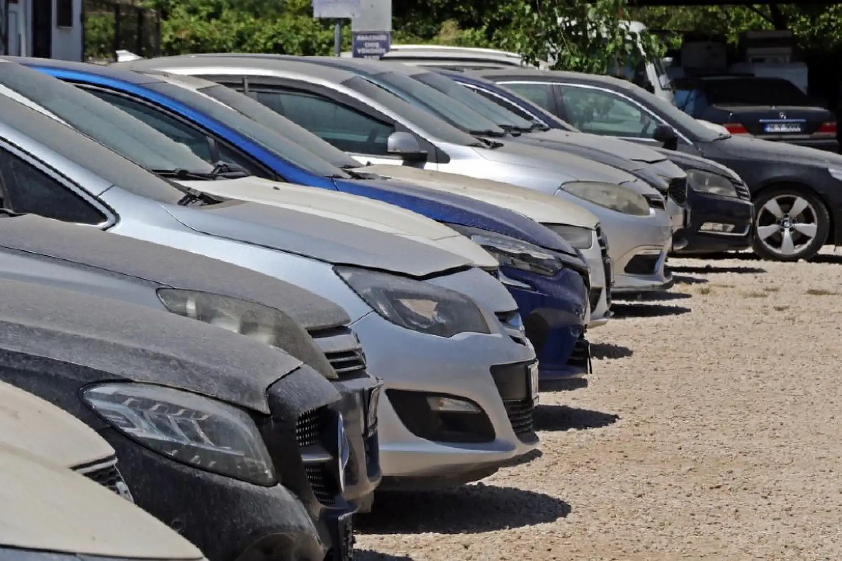 Yediemin otoparkları araç mezarlığına döndü, 25 yıldır bekleyen araçlar var