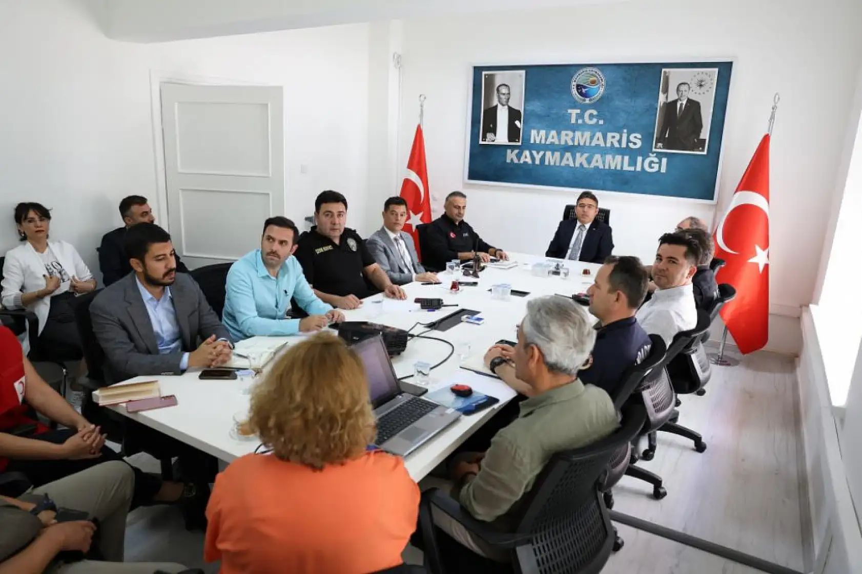Marmaris'te deprem sonrası sahaya çıkan ekipler incelemelerini sürdürüyor