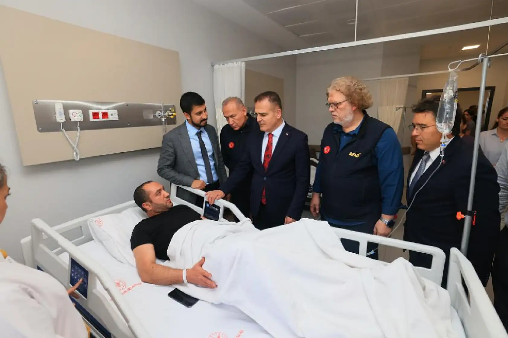 Muğla Valisi Akbıyık, depremde yaralanan vatandaşları hastanede ziyaret etti